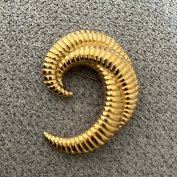 Vintage MONET GOLD TONE CRESCENT BROOCH - Picture 2 of 5
